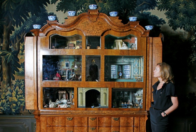 Kabinet met poppenhuis van Sara Rothé.jpeg