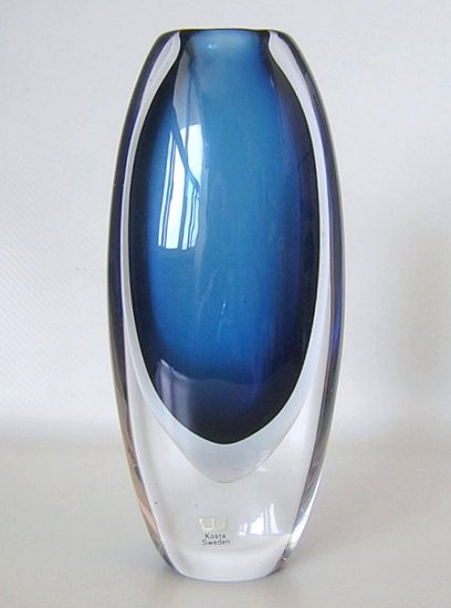 KostaVickeLindstrandSommersoBlueArtGlassVaseSwedenMCM-a.jpg