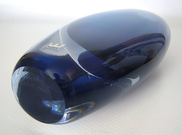 KostaVickeLindstrandSommersoBlueArtGlassVaseSwedenMCM-e.jpg