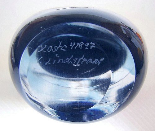 KostaVickeLindstrandSommersoBlueArtGlassVaseSwedenMCM-f.jpg