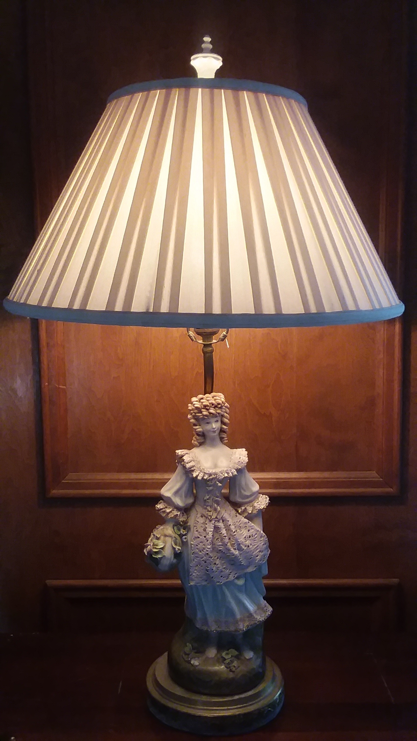16" Porcelain / Brass Figurine Lamp Antiques Board