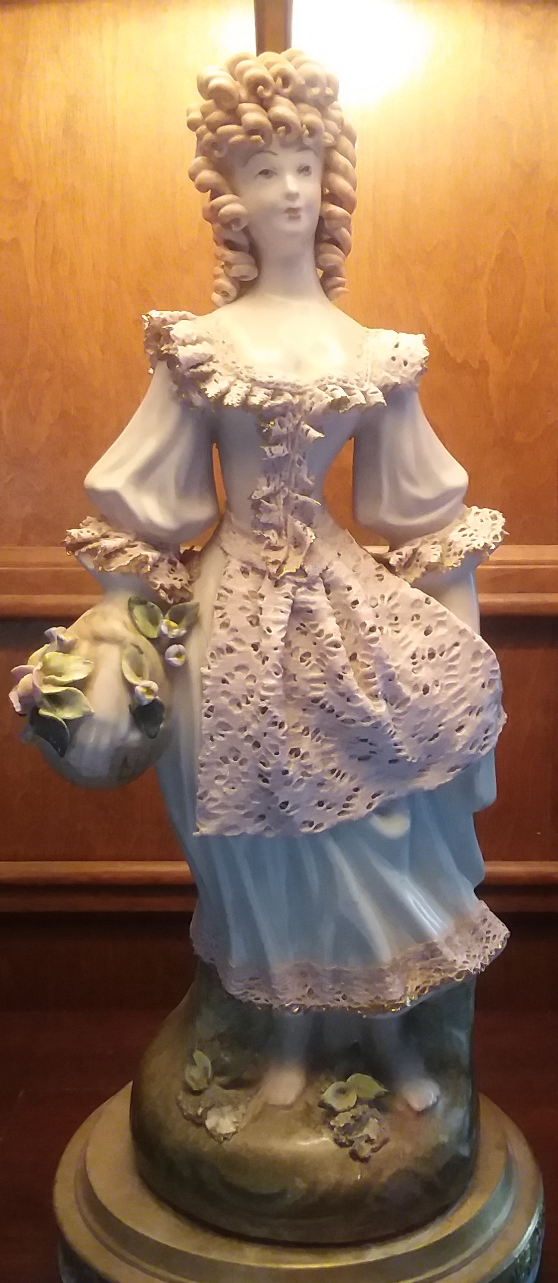 16" Porcelain / Brass Figurine Lamp Antiques Board