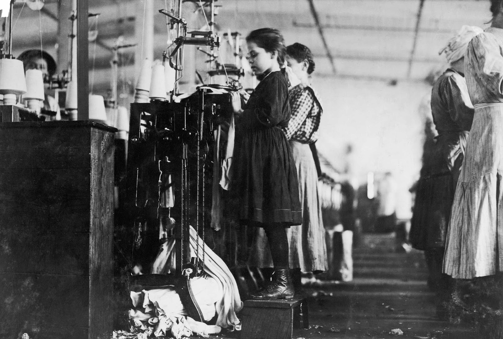 Lewis Hine a knitter in Loudon Hosiery Mills, Loudon, TN 1910.jpg
