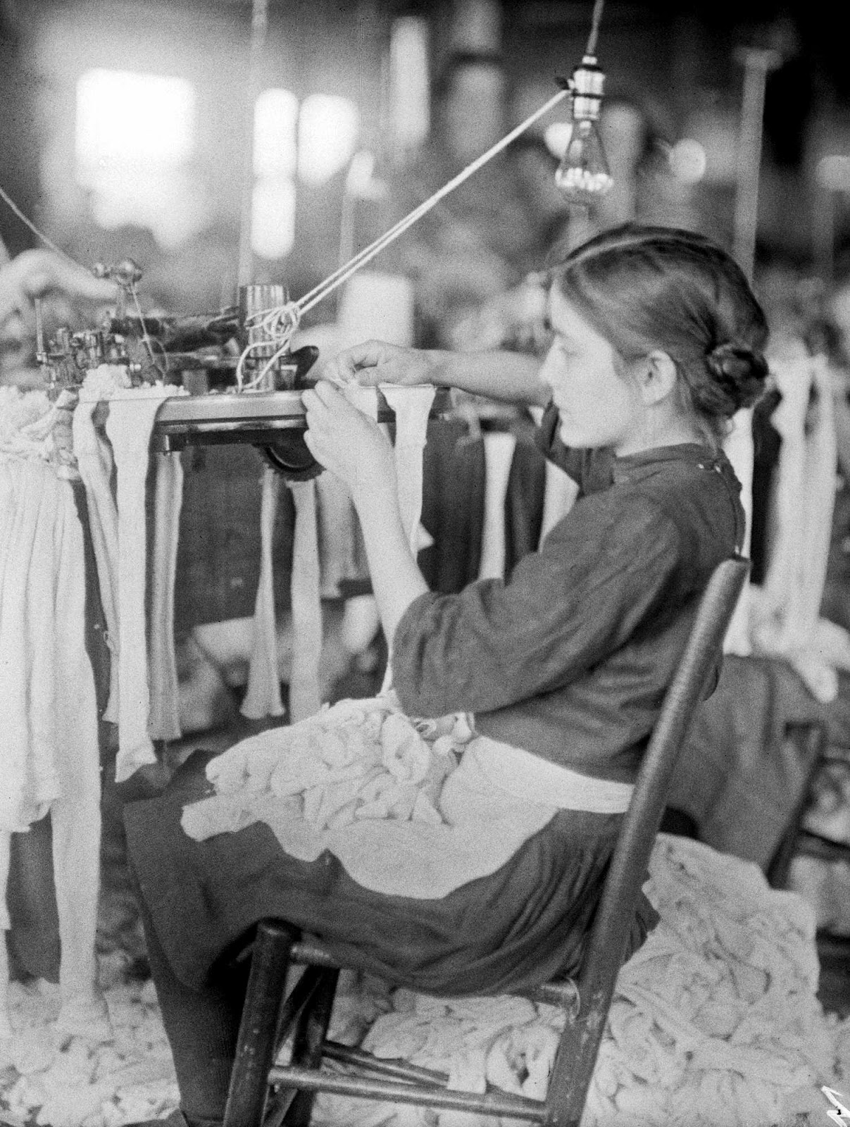 Lewis Hine - Worker in the Cherokee Hosiery Mill, Rome, Georgia, 1913.jpg