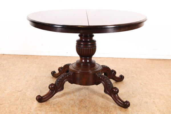Mahonie-Biedermeier-ronde-tafel-op-rijkelijke-gestoken-poot-uitlopend-in_1678210943_4589.jpg