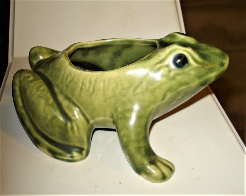McCoy Brush McCoy frog planter.jpg