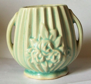 McCoy mini vase1.jpg
