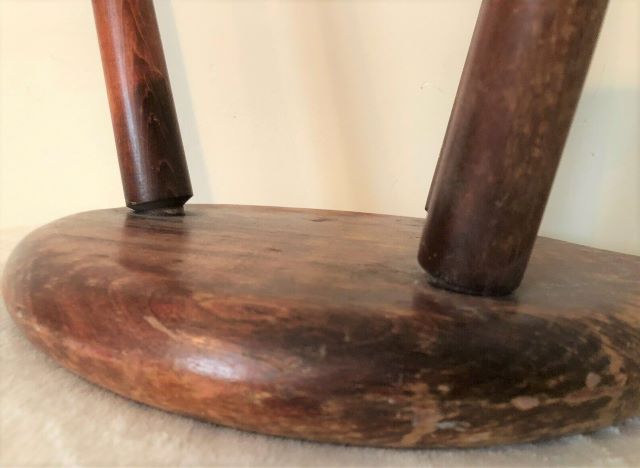 milking stool leg attachment.jpg