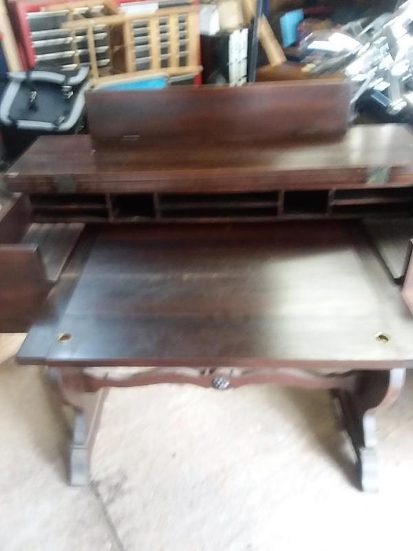 MOM FURNITURE DESK PIXIE 2AA.jpg