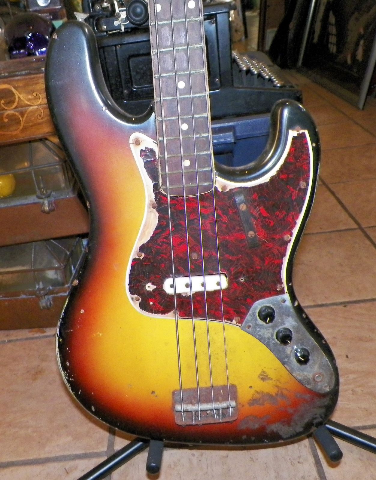 1970's FENDER JAZZ BASS GUITAR OR VIETNAMESE COPY? Antiques Board