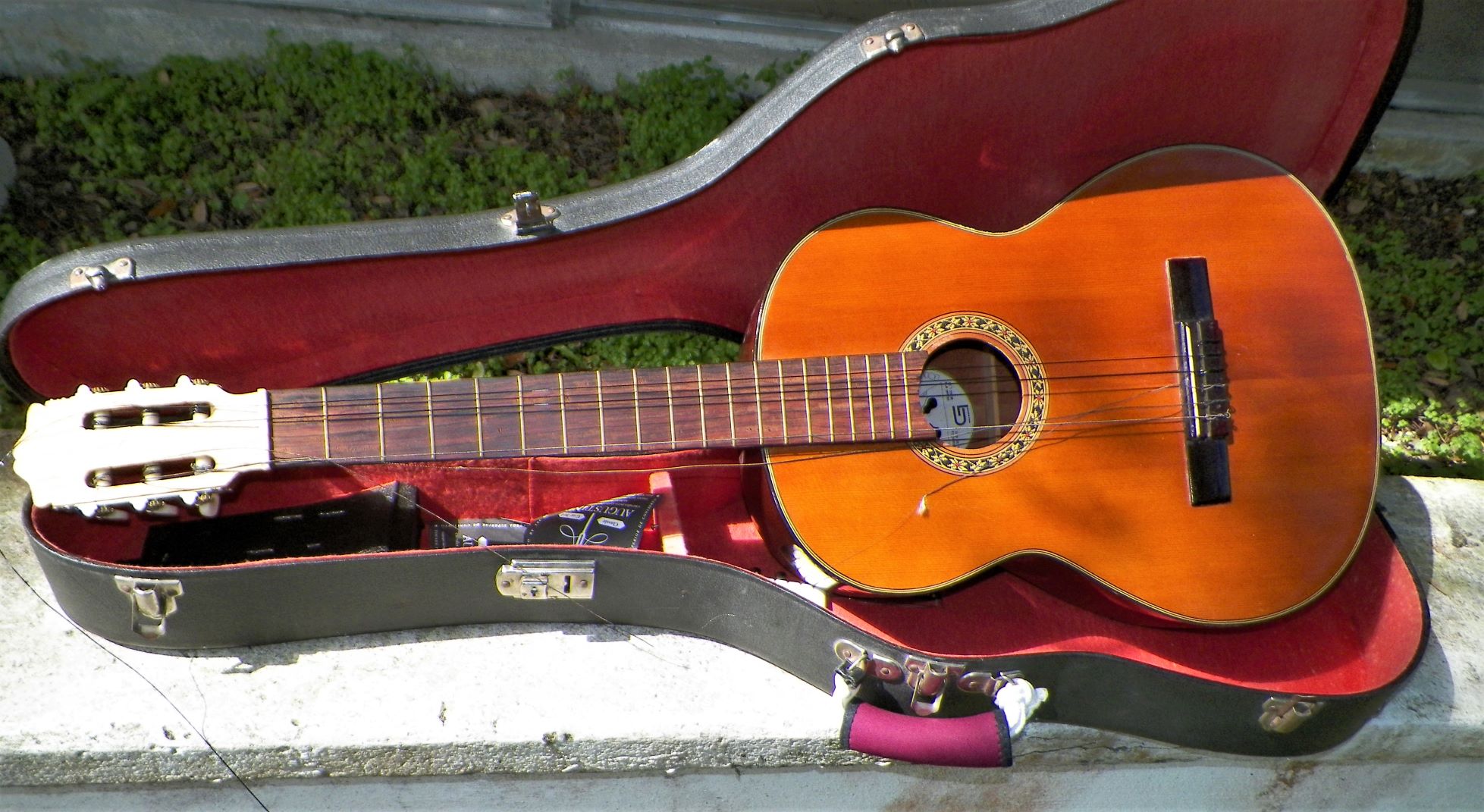 MUSIC GUITAR MEXICO URAGUAY ACOUSTIC 1AA.JPG