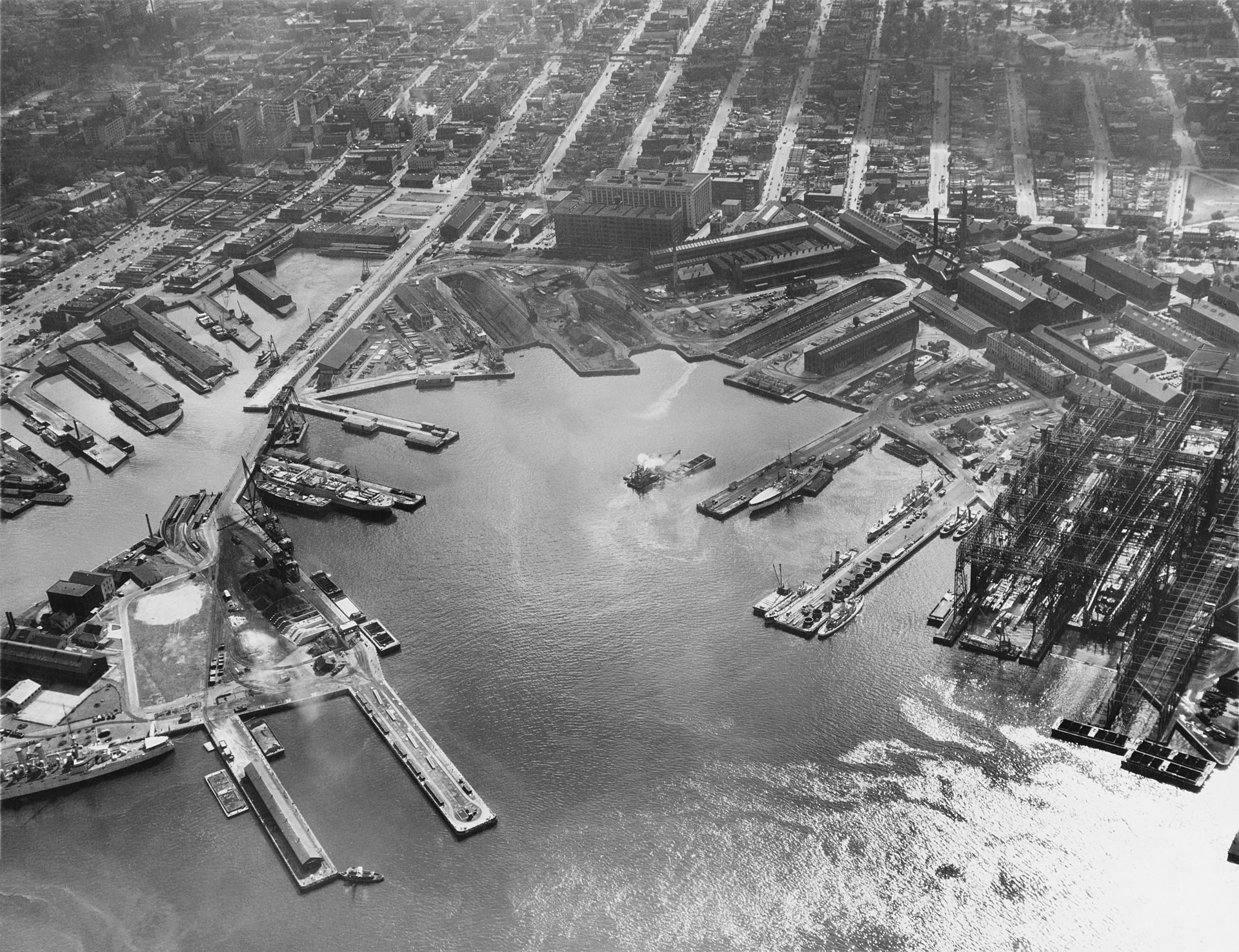 Navy_Yard,_Brooklyn._New_York._1918_-_NH_117794.jpg