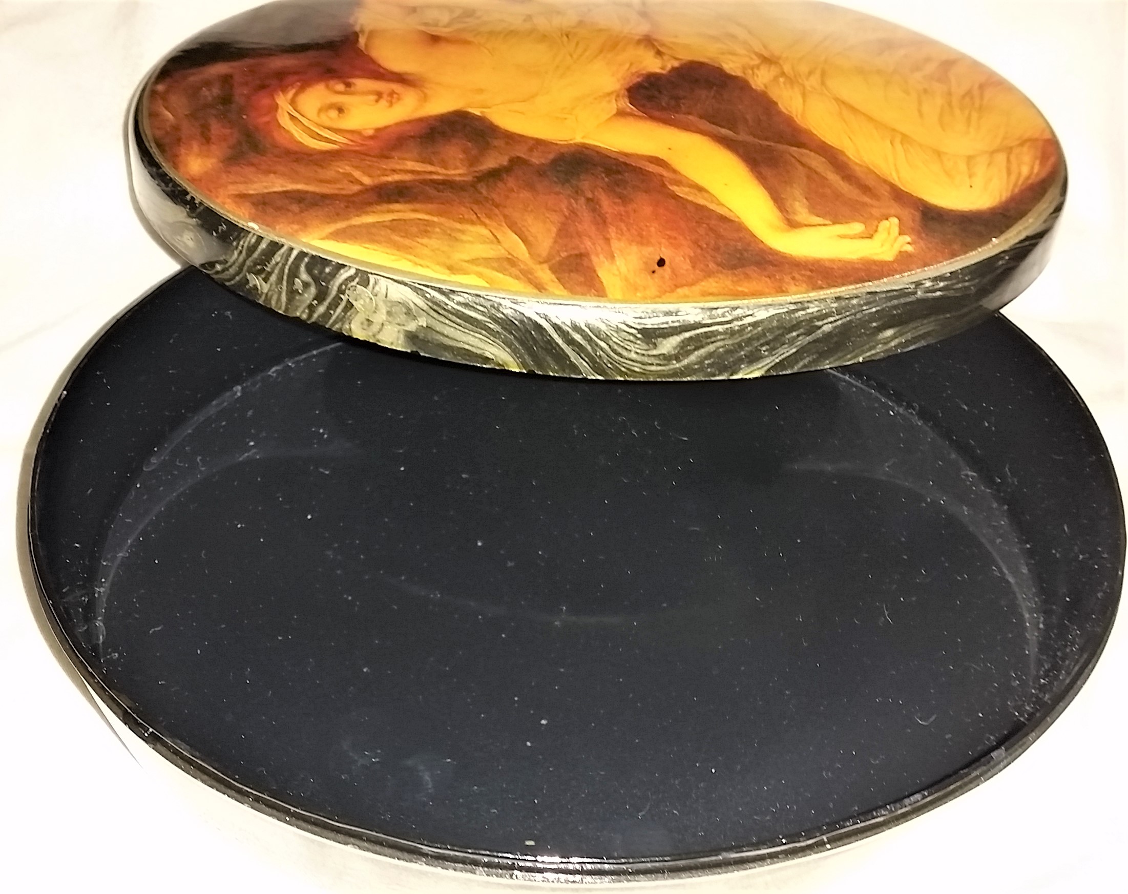 oval trinket box - possible black laq 2.jpg