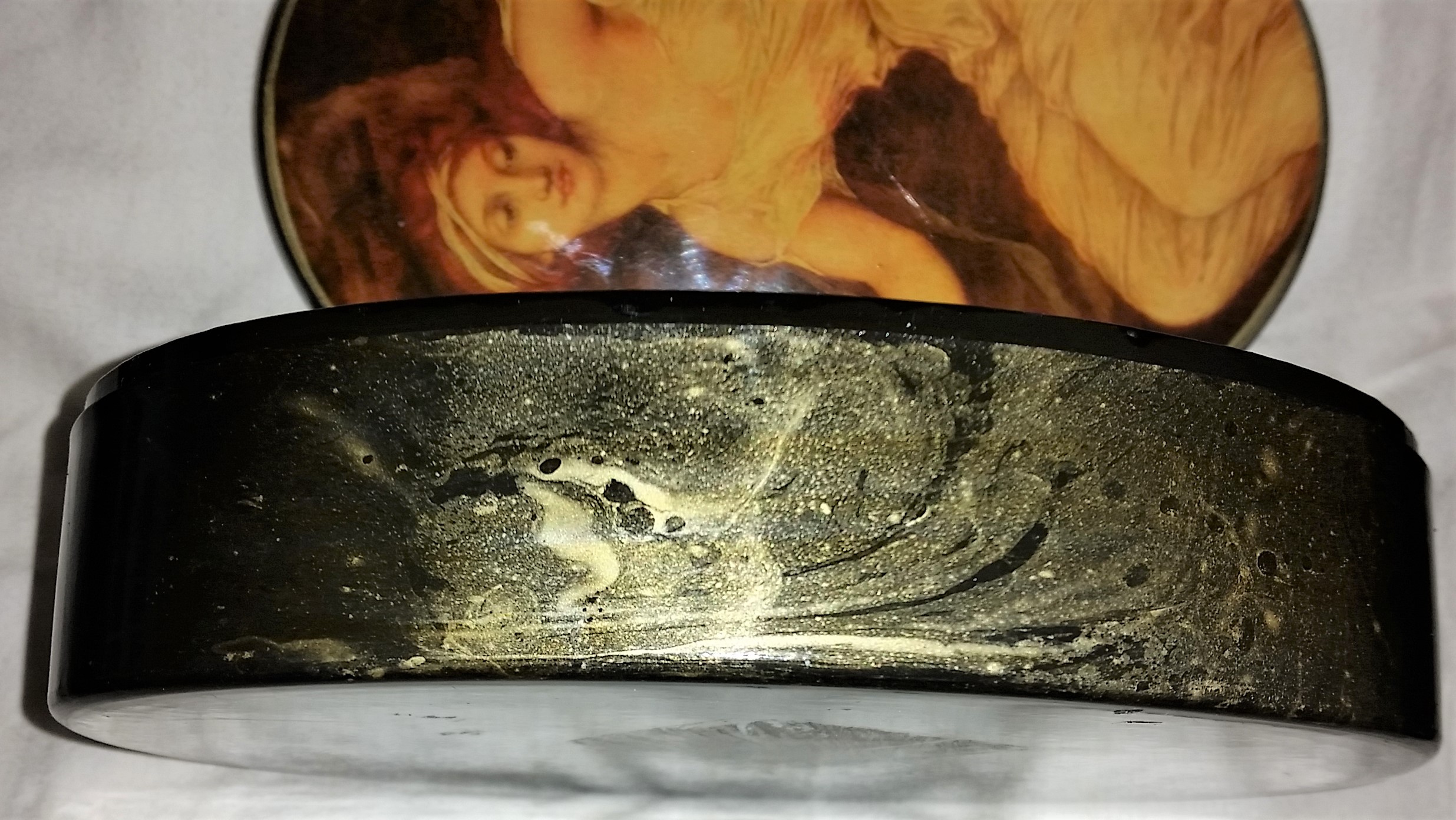 oval trinket box - possible black laq.jpg