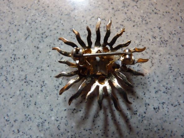 pin with pearls back.JPG