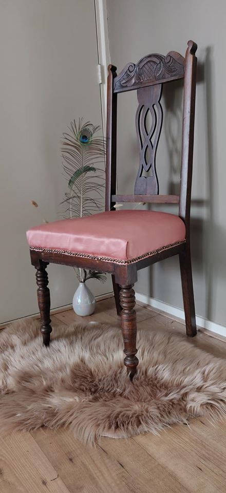 pink chair F1.jpg