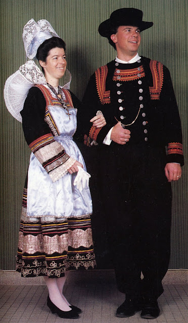 pont-aven couple.jpg