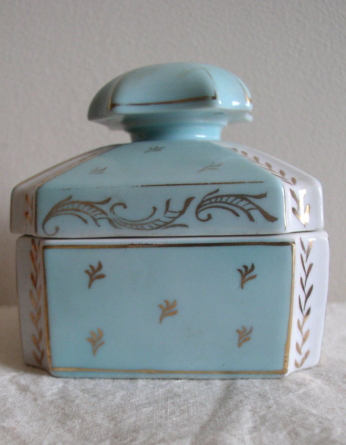 porcelainboxb.JPG