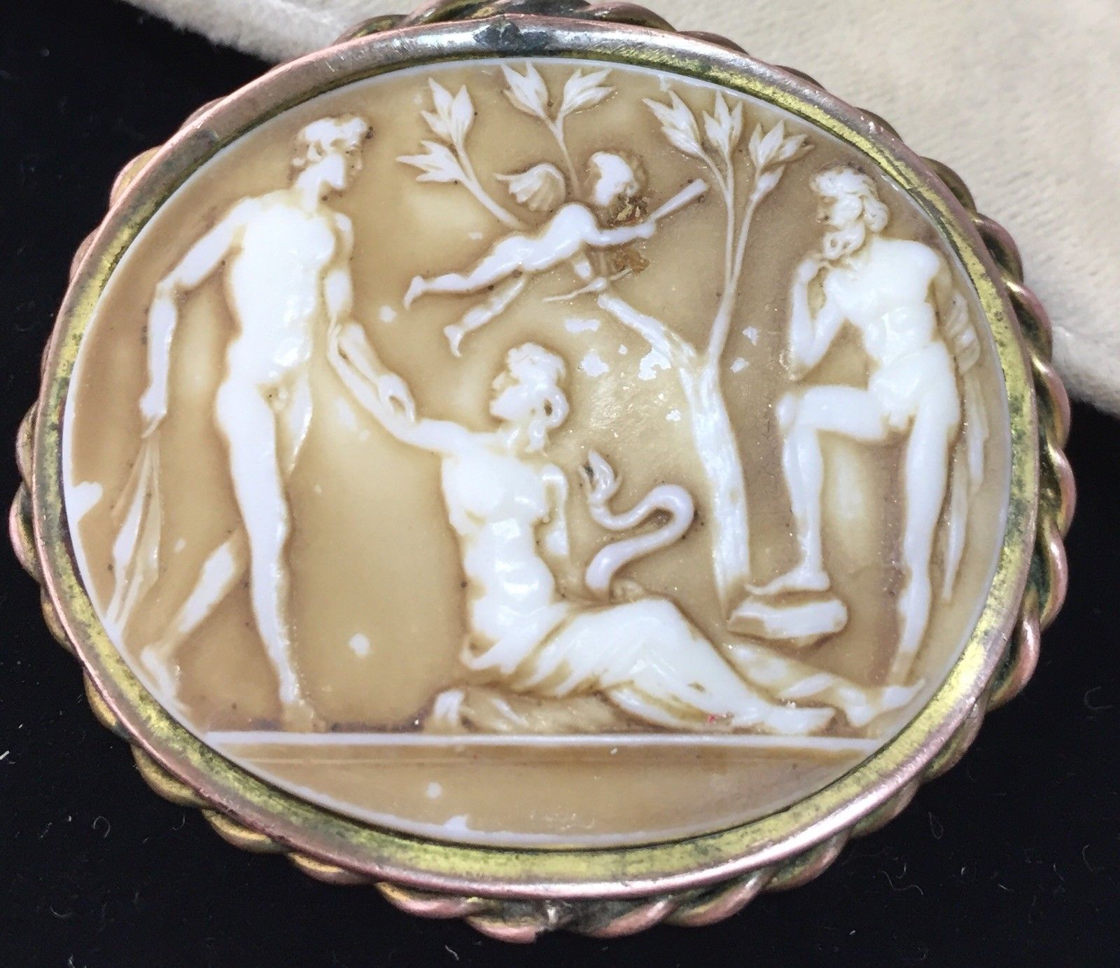 Portland vase brooch 3A.jpg