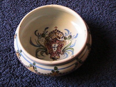 portugual-campolide-faience-pottery-painted-shield-crown-with-cross-01.jpg