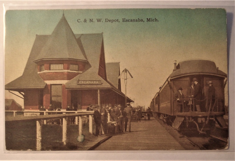 postcard escanaba mich railroad depot.jpg