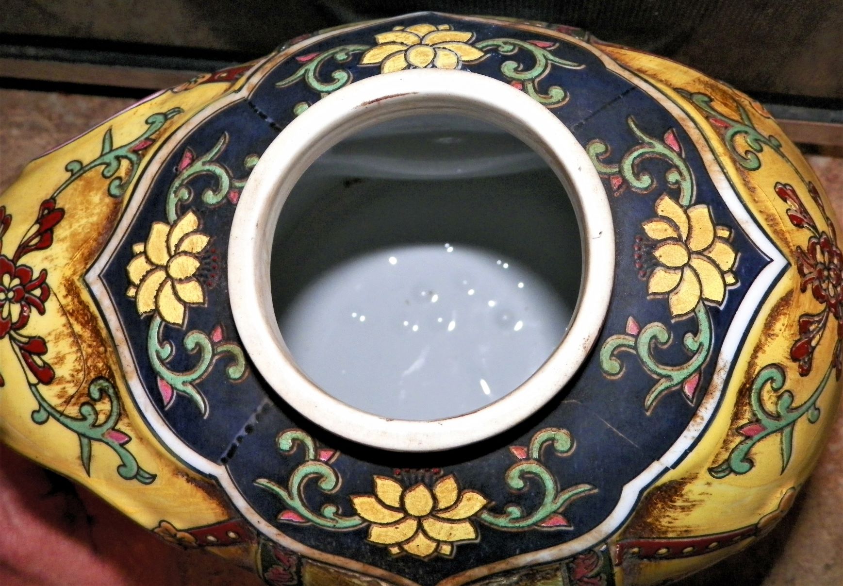 POTTERY ELEPHANT VASE 5AA.JPG