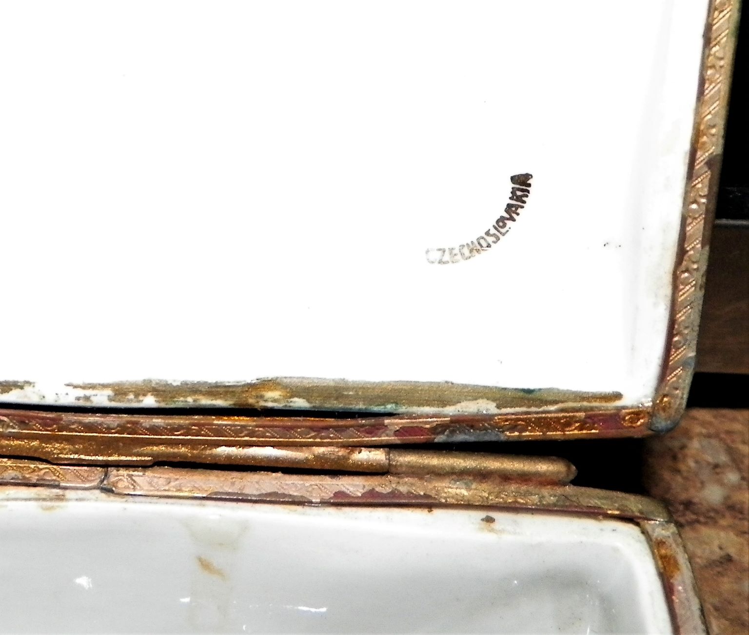 POTTERY MOM JEWELRY BOX CZECHOSLOVAKIA JBH 6AA.JPG