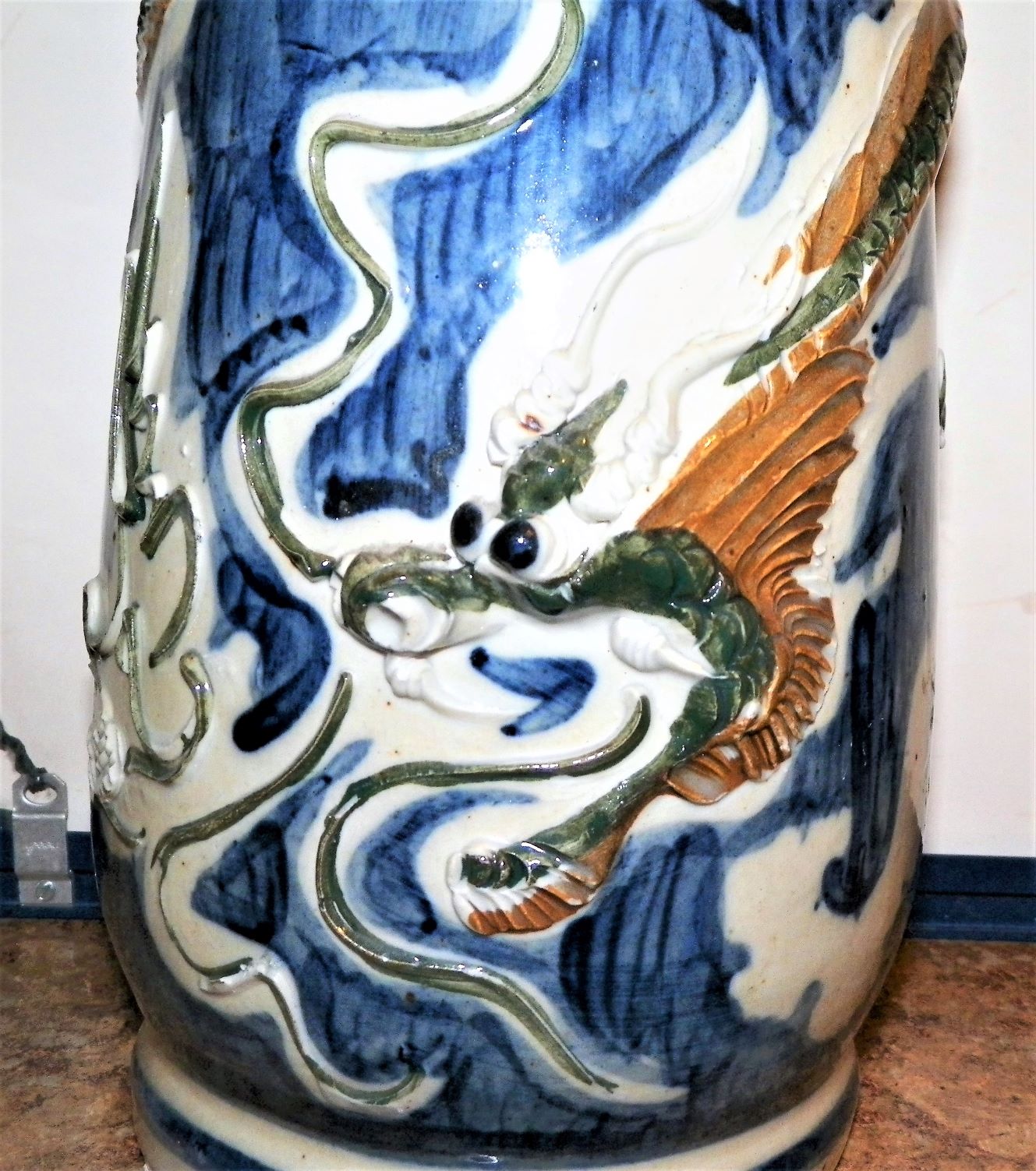 POTTERY VASE DRAGON 1AAAA.JPG