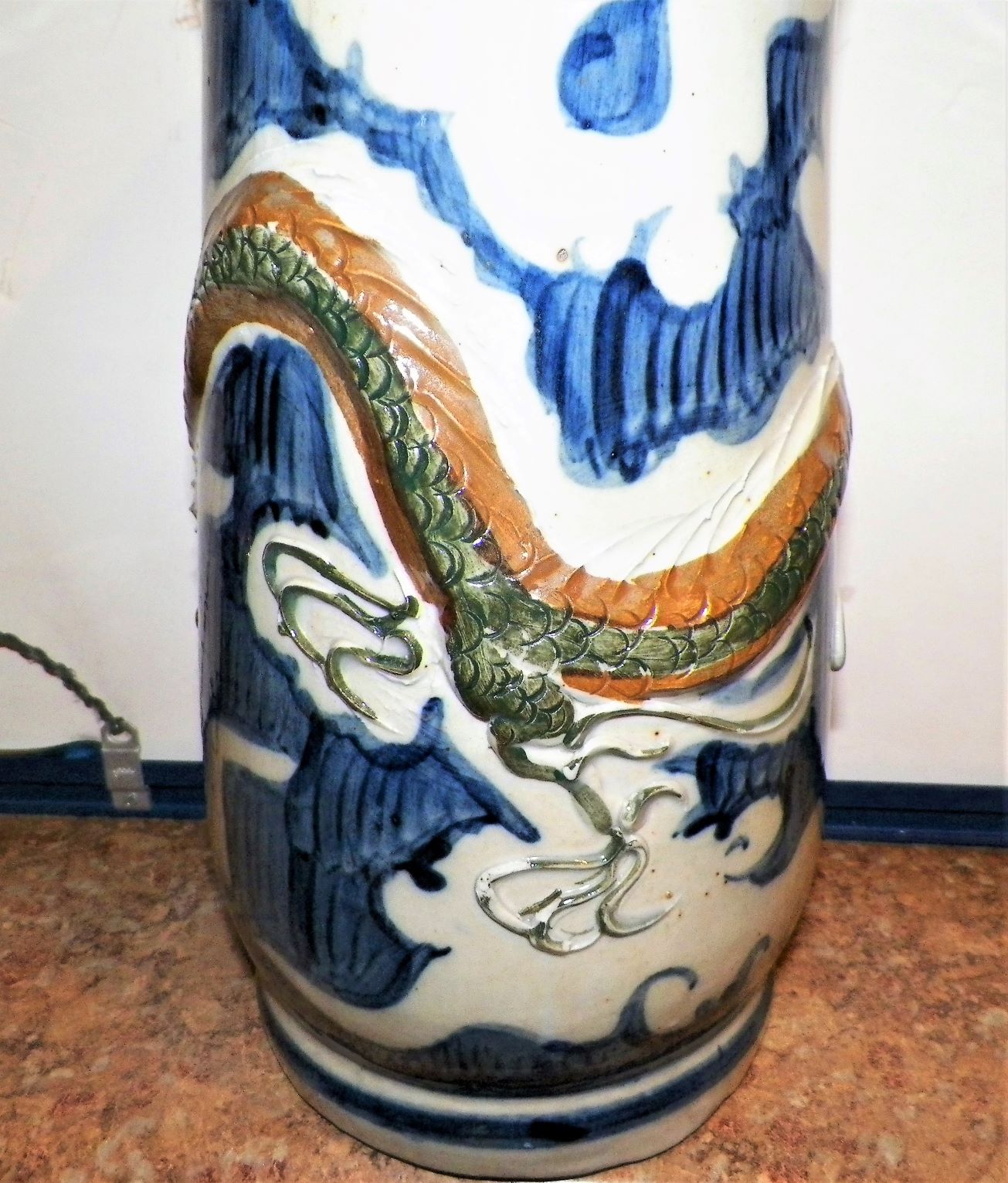 POTTERY VASE DRAGON 2AAA.JPG
