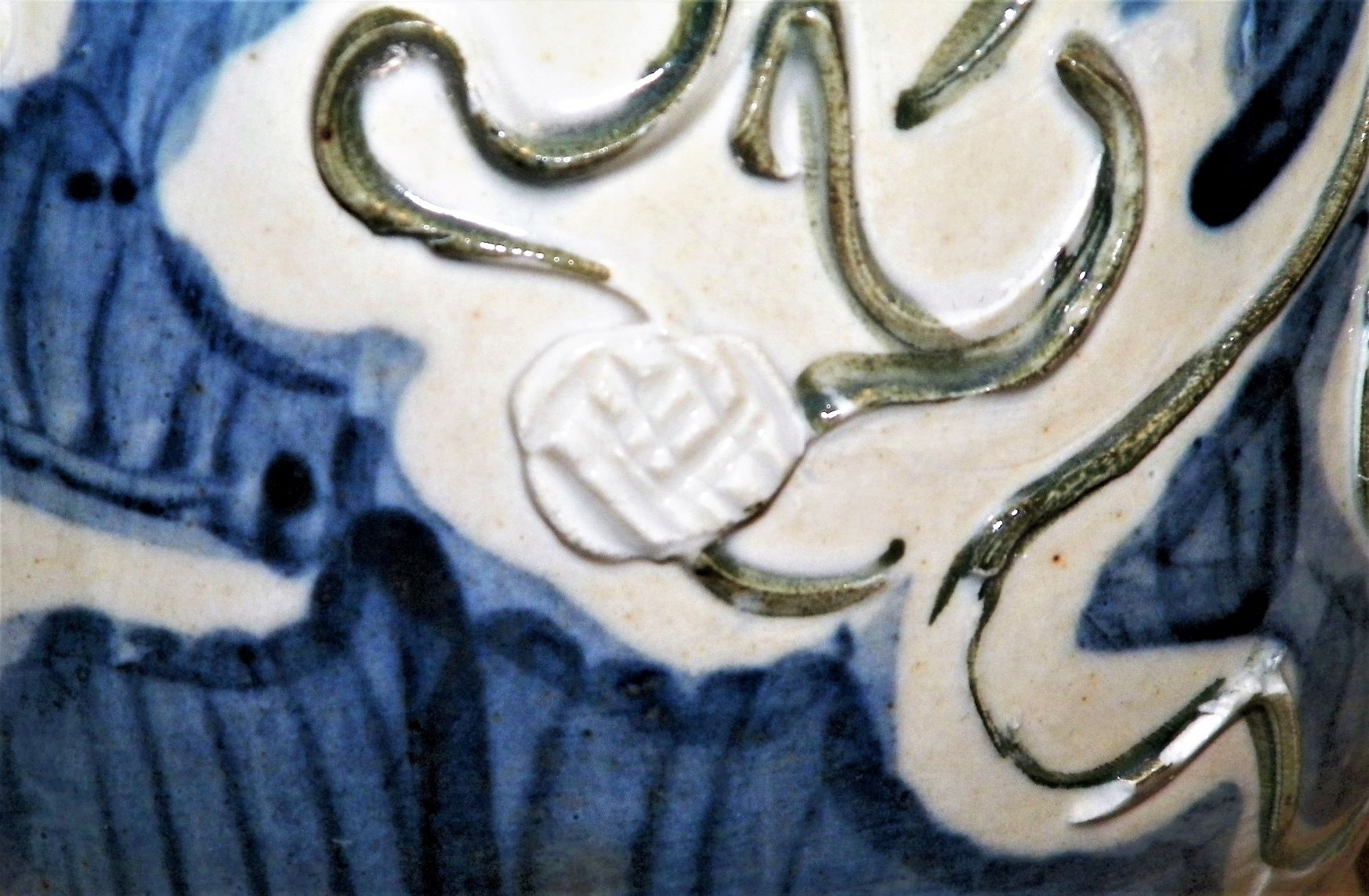 POTTERY VASE DRAGON 5AAA.JPG