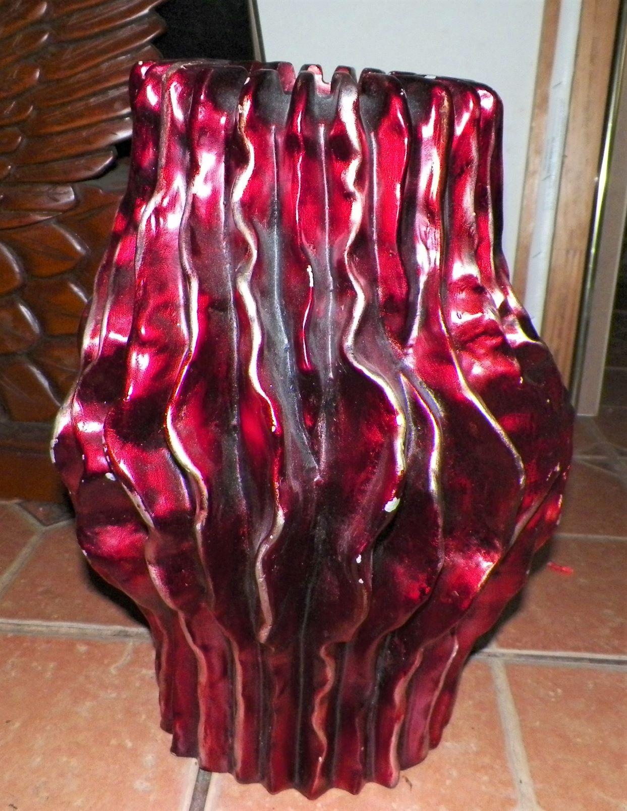 POTTERY WAVY RED VASE 1AAAZZ.JPG
