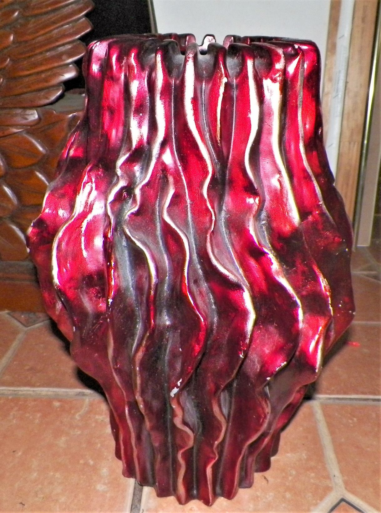 POTTERY WAVY RED VASE 1AAZZ.JPG