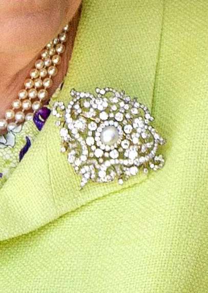 Queen-Elizabeth-II-Fanciest-Brooches-Slide-8.jpg.jpeg
