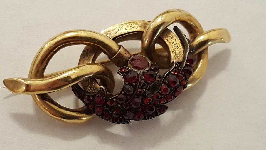 Red_Stone_Brooch_Front.jpg