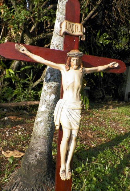 RELIGOUS CROSS CHRIST CRUCIFIED METAL & WOOD OLD 39 INCJES 3AAA.JPG