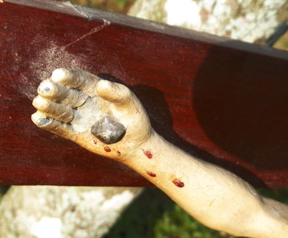 RELIGOUS CROSS CHRIST CRUCIFIED METAL & WOOD OLD 39 INCJES 4AA.JPG