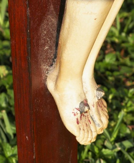 RELIGOUS CROSS CHRIST CRUCIFIED METAL & WOOD OLD 39 INCJES 4AAA.JPG