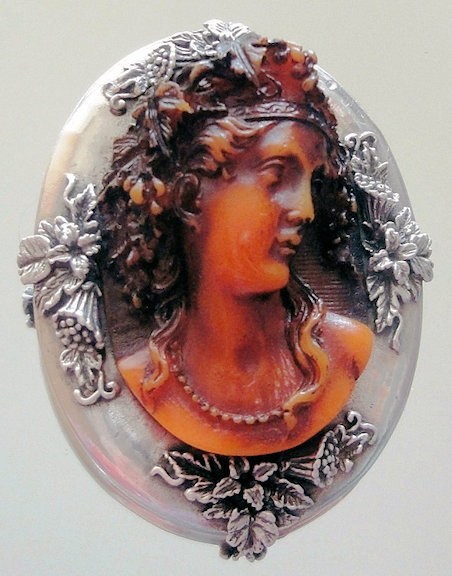 Resin nouveau lady 2 adj.jpg