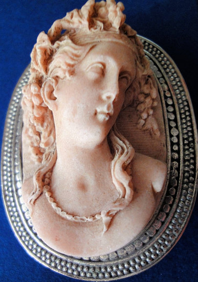 Resin nouveau lady 3 adj.jpg