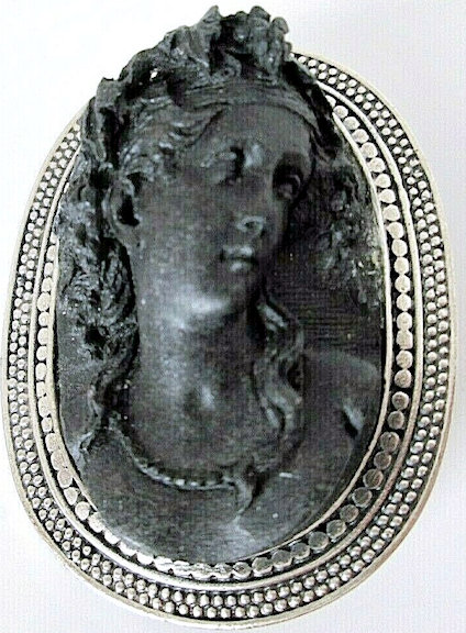 Resin nouveau lady black 2A adj.jpg