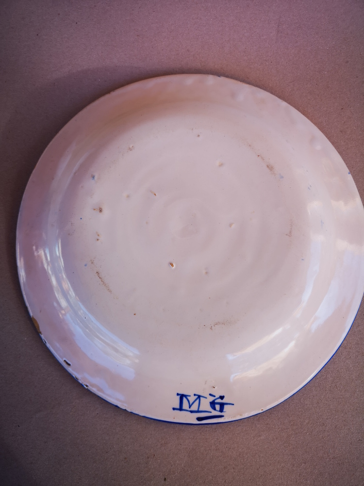 Reverse Italian majolica plate Blue feathers.jpg
