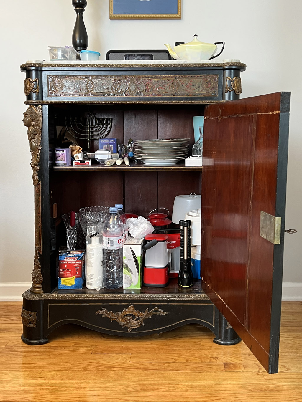 Ronni's-AntiqueCabinet-02-s.jpg