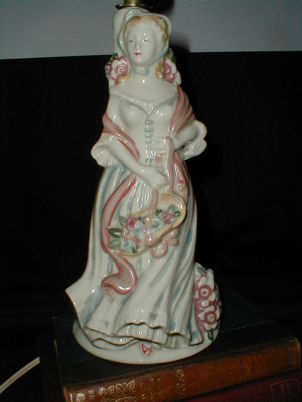 Shawnee Woman Table Lamp -Works Fine december 30 2019 015.JPG