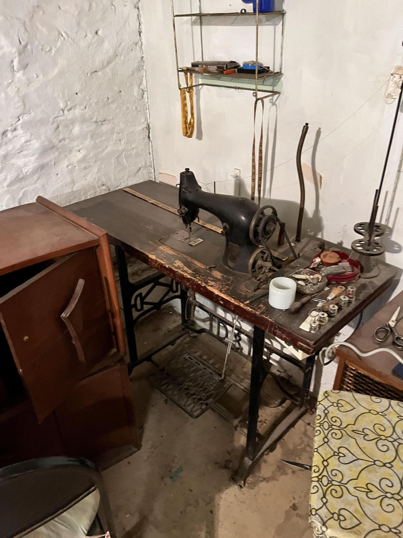 singer_machine_in_basement.jpeg