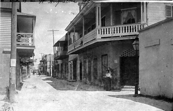 st augustine street scene 1890s.jpg