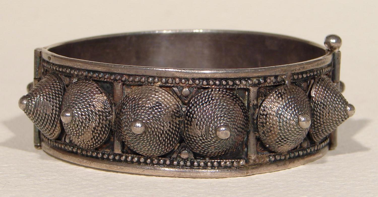 Sterling_Silver-Hinge_Bracelet-Hobnail-fr.jpg