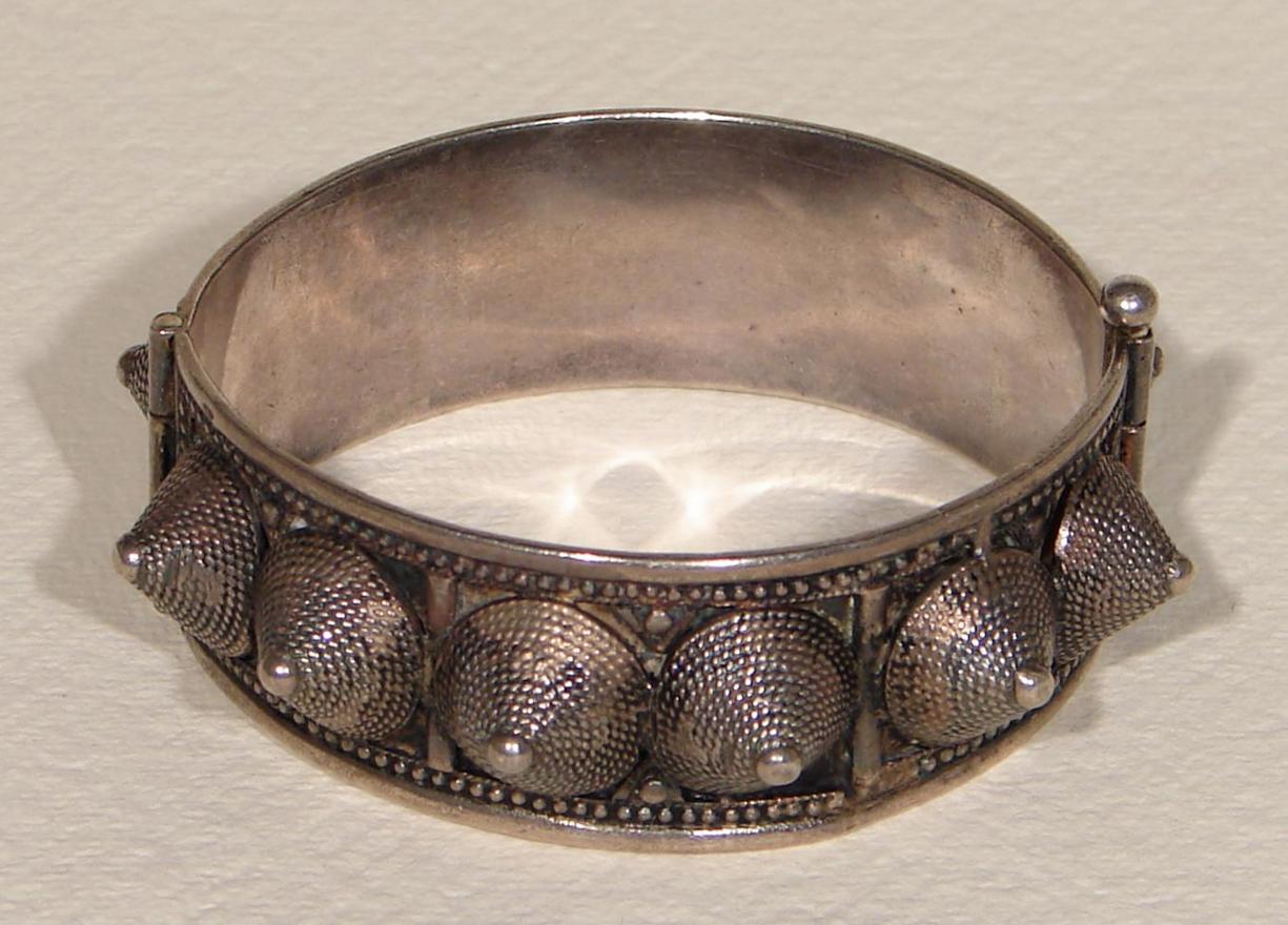 Sterling_Silver-Hinge_Bracelet-Hobnail-up.jpg