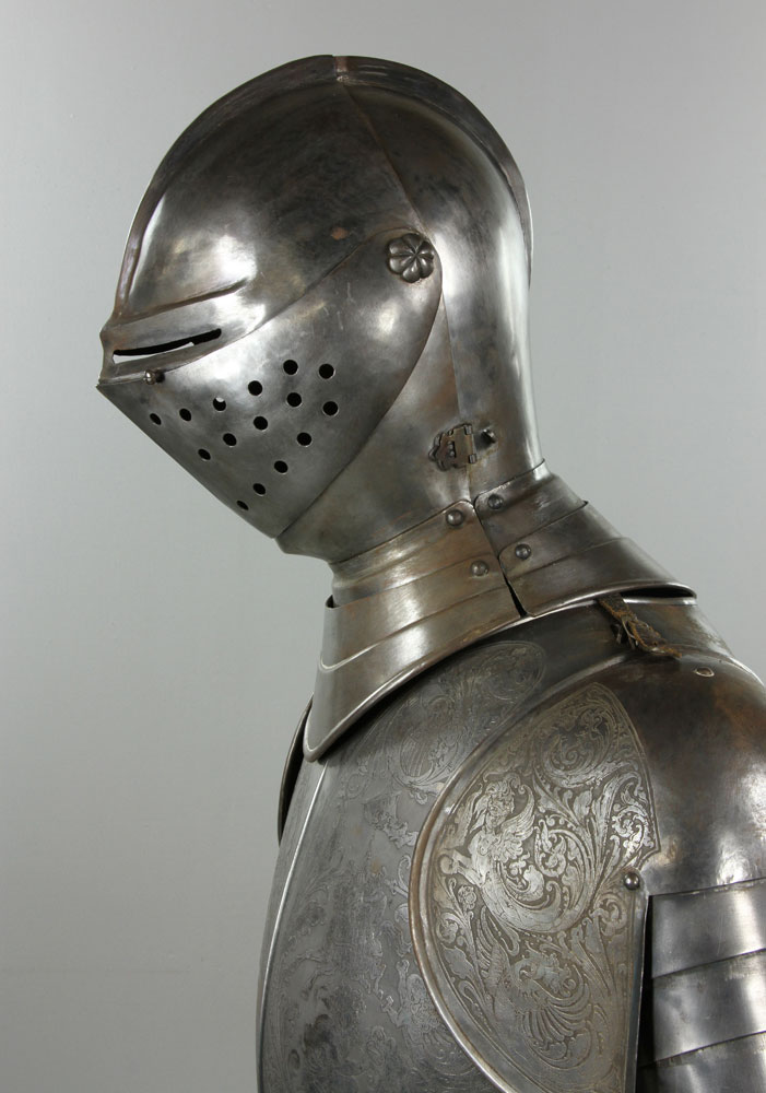 Suit-of-Armor-Europe-6.jpg