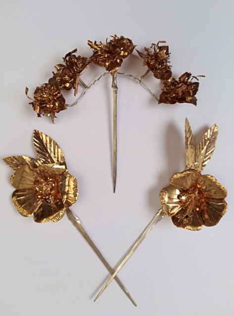 Suntiang met kembang goyang en 2 kembang goyang spelden - kopie.jpg