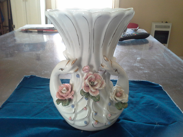 swan vase1.png
